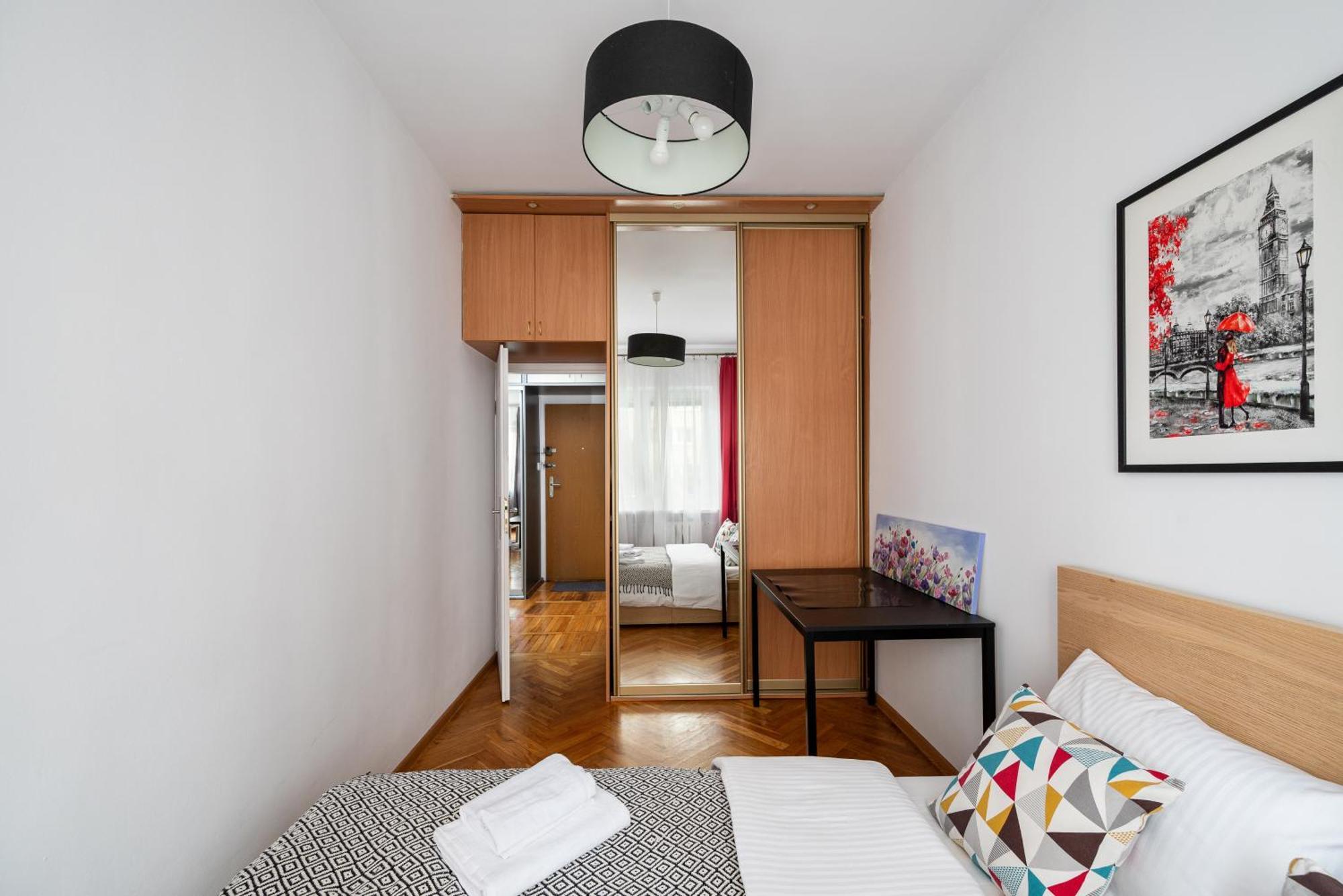 Rondo Onz Red & Yellow Apartament Warszawa